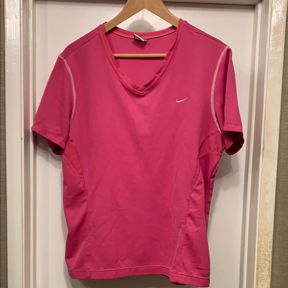 💖 Nike Women’s Pink V-Neck Top – Size XL – Looking Cute is a Sport Too! 💪🏃‍♀